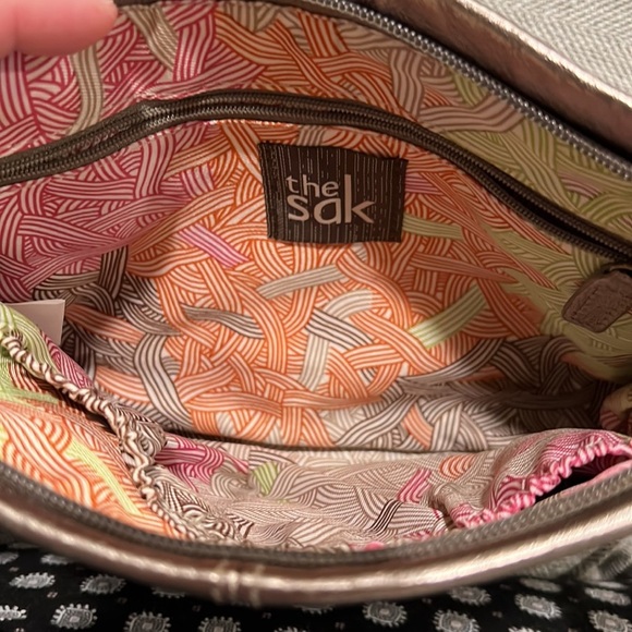 The Sak Silver Metallic Crossbody Bag Adjustable Strap Inside Outside Pockets - Picture 5 of 10